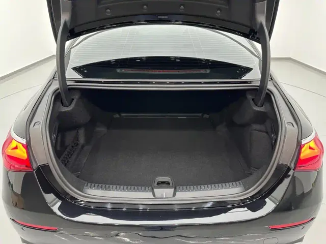 Mercedes-Benz E-Class — Фото автомобиля 27