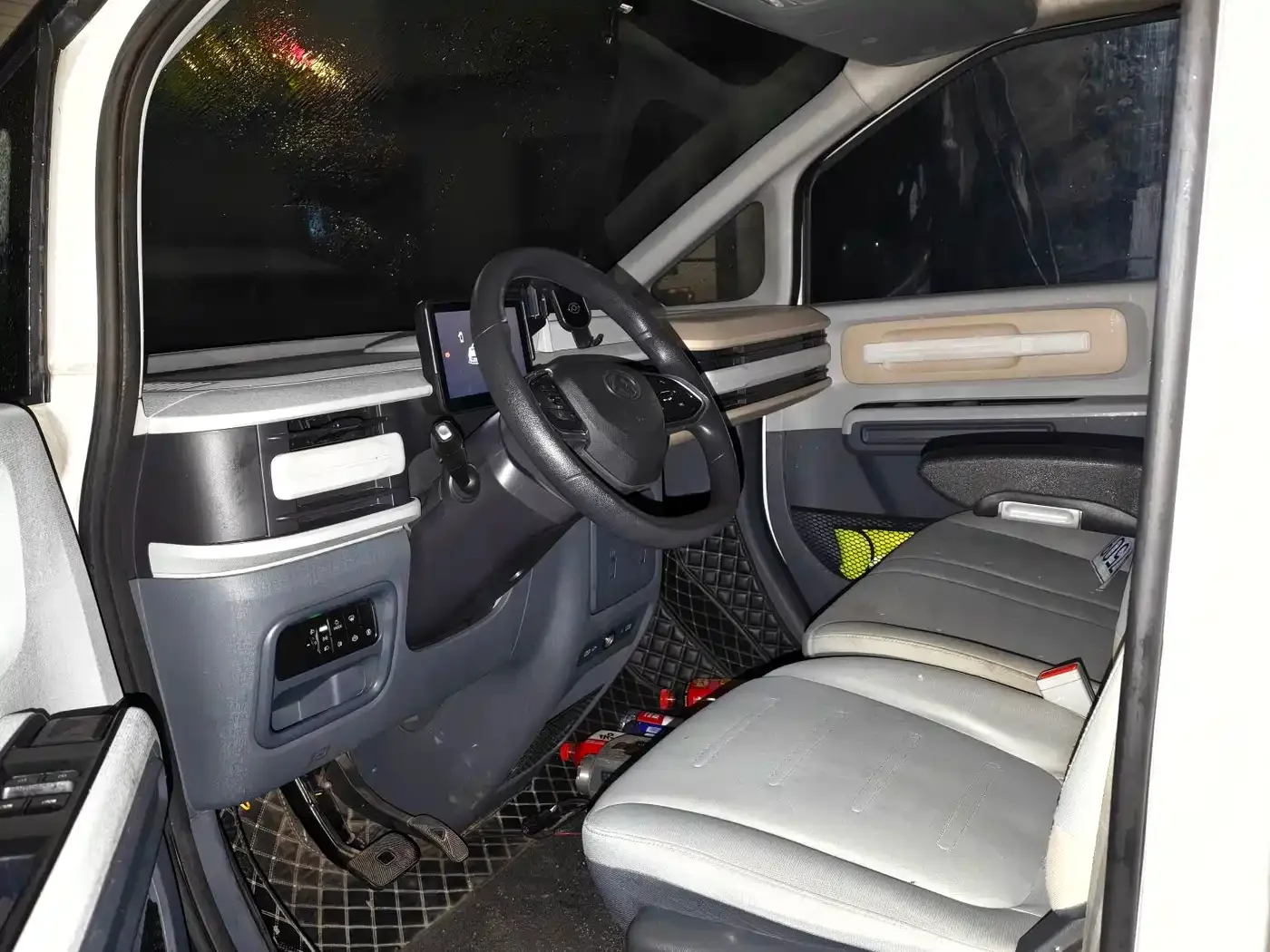 SAIC Maxus Dana V1 2023 Model V1 Short Wheelbase High Roof (43kWh) — Фото автомобиля 4