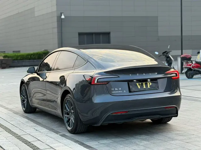 Tesla Model 3 — Фото автомобиля 6