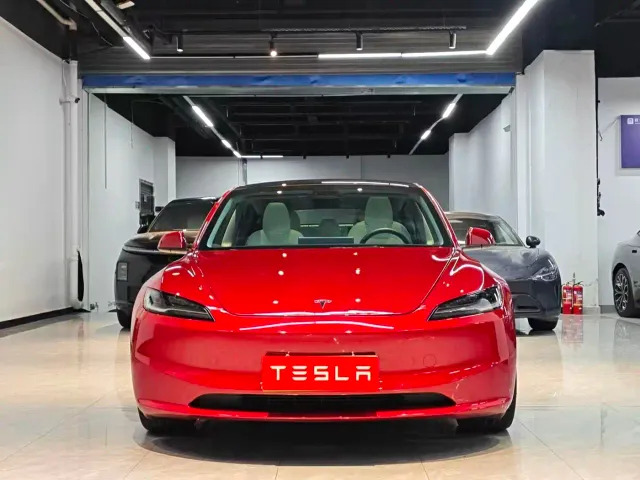 Tesla Model 3 — Фото автомобиля 2