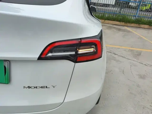 Tesla Model Y — Фото автомобиля 7