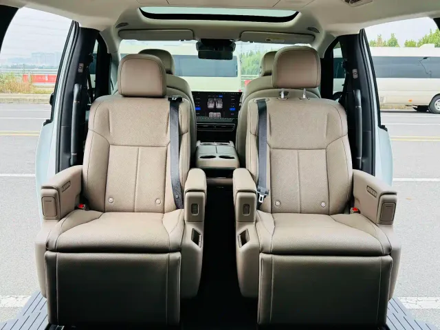 Li Auto MEGA — Фото автомобиля 20