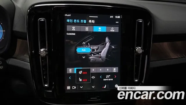 Вольво XC40 — Фото автомобиля 27