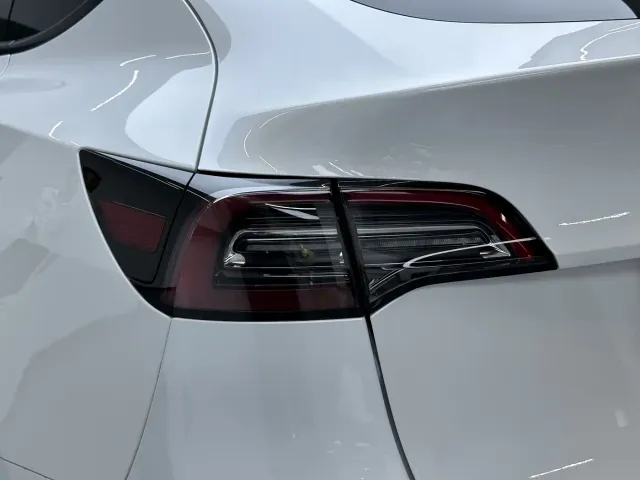 Tesla Model Y — Фото автомобиля 11