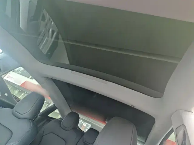 Tesla Model 3 — Фото автомобиля 17