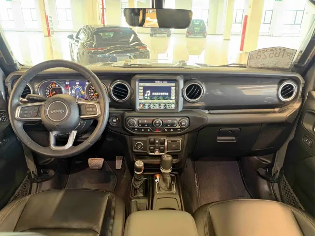 Jeep Wrangler — Фото автомобиля 9