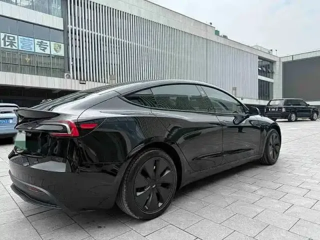 Tesla Model 3 — Фото автомобиля 10