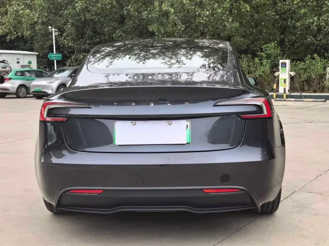 Tesla Model 3 — Фото автомобиля 17