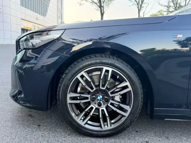 BMW 5 Series — Фото автомобиля 4