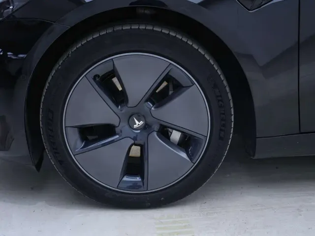 Tesla Model 3 — Фото автомобиля 10