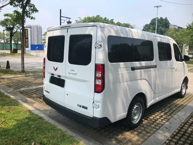 Wuling Motors Wuling Yangguang 2026 Model 330km Passenger Van Comfort Version — Фото автомобиля 4