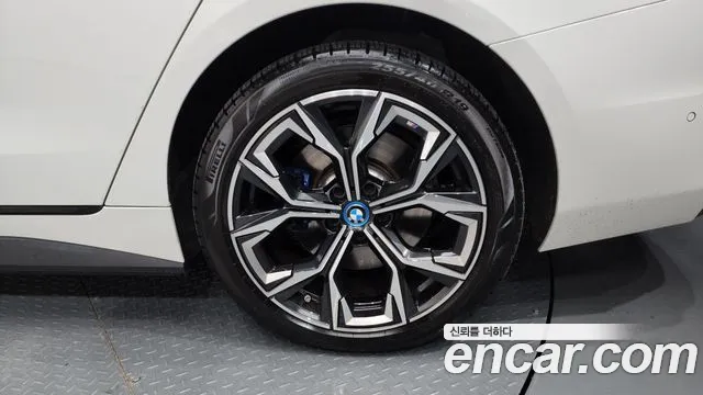 BMW i4 — Фото автомобиля 16