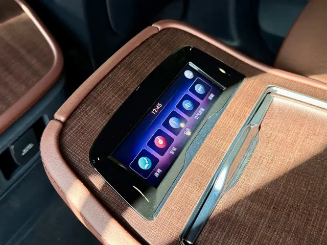Lincoln Navigator — Фото автомобиля 24