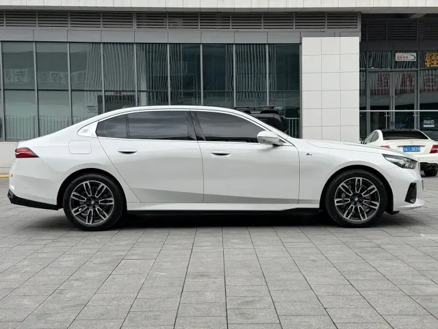 BMW 5 Series — Фото автомобиля 7