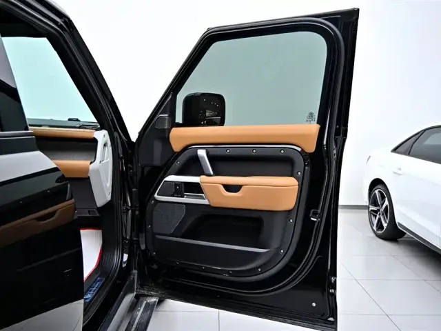 Land Rover Defender — Фото автомобиля 21