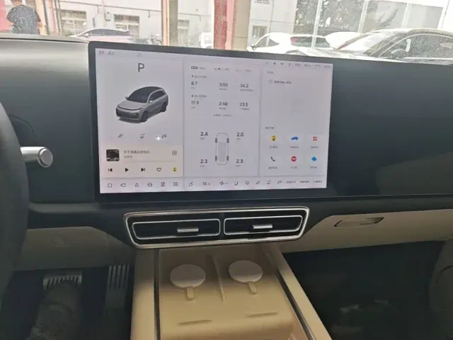 Li Auto L8 — Фото автомобиля 12