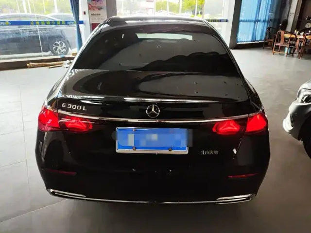 Mercedes-Benz E-Class — Фото автомобиля 4