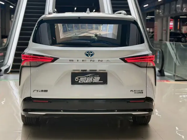 Toyota Sienna — Фото автомобиля 13