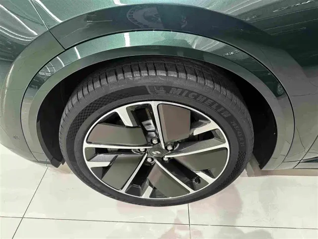 Li Auto L9 — Фото автомобиля 5