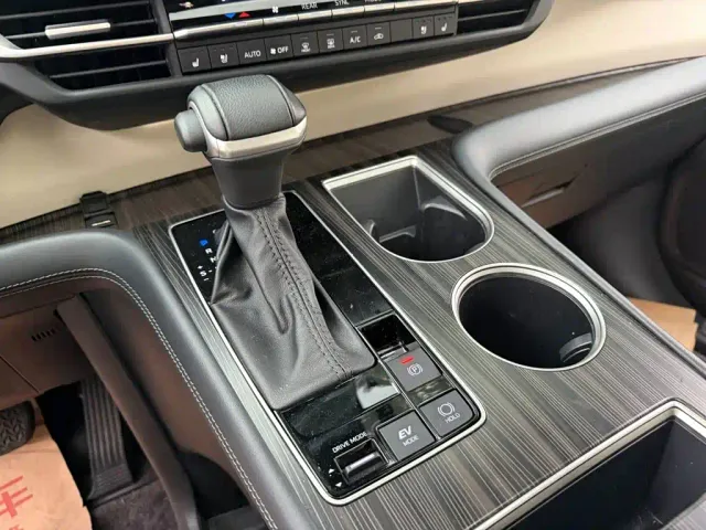 Toyota Sienna — Фото автомобиля 9