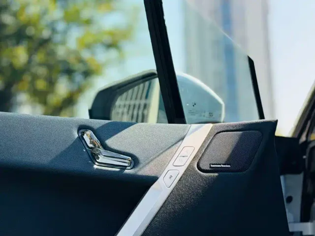 BMW iX — Фото автомобиля 10