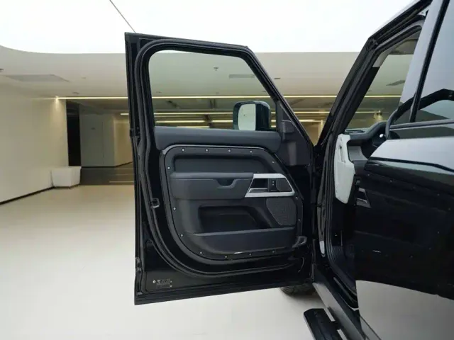 Land Rover Defender — Фото автомобиля 16