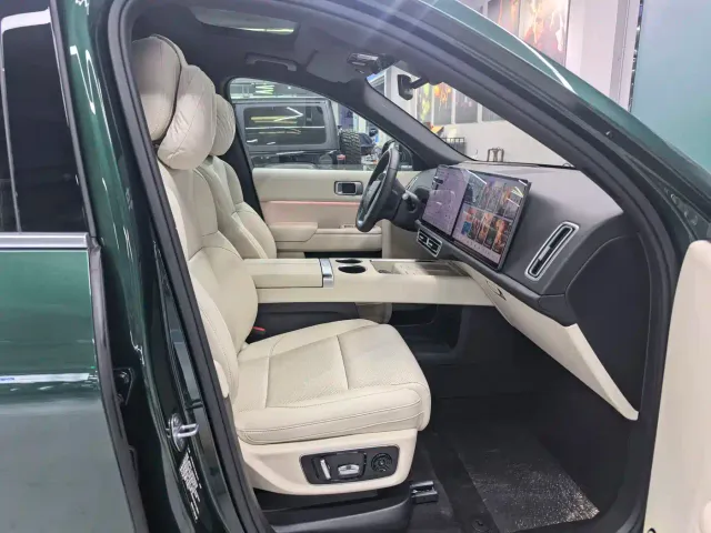 Li Auto L8 — Фото автомобиля 22