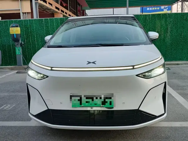 Xpeng X9 — Фото автомобиля 2