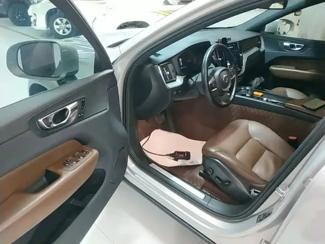 Volvo XC60 — Фото автомобиля 15