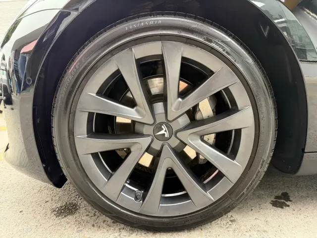 Tesla Model 3 — Фото автомобиля 14