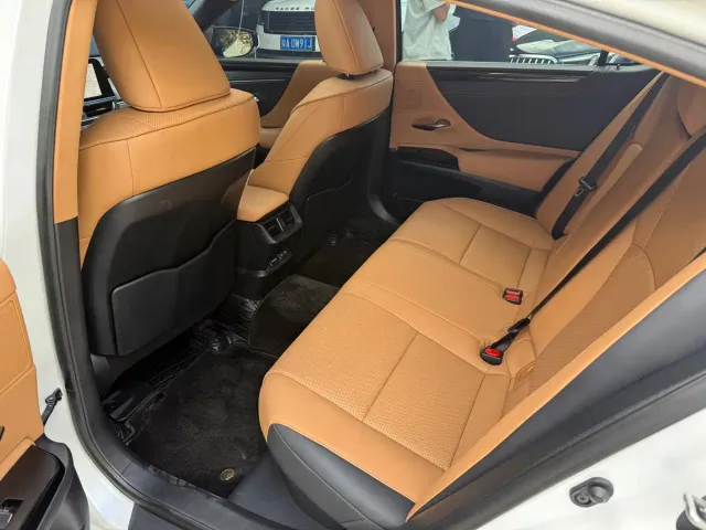 Lexus ES — Фото автомобиля 8