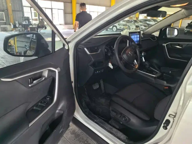 Toyota RAV4 — Фото автомобиля 15