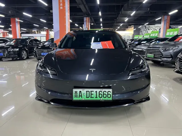 Tesla Model 3 — Фото автомобиля 2