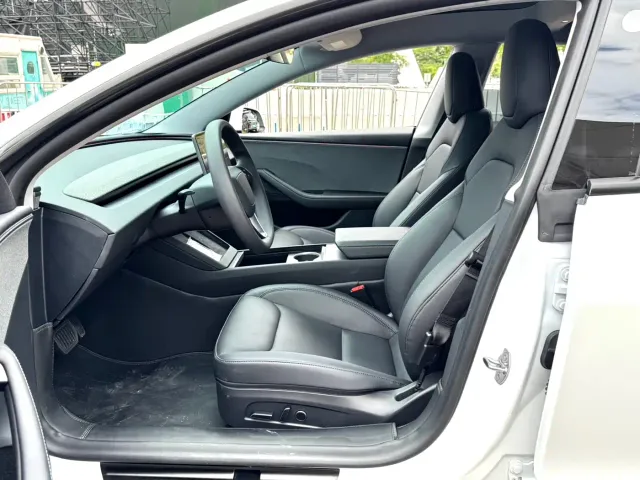 Tesla Model 3 — Фото автомобиля 11