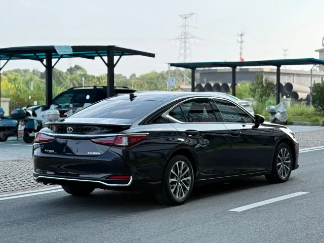 Lexus ES — Фото автомобиля 6