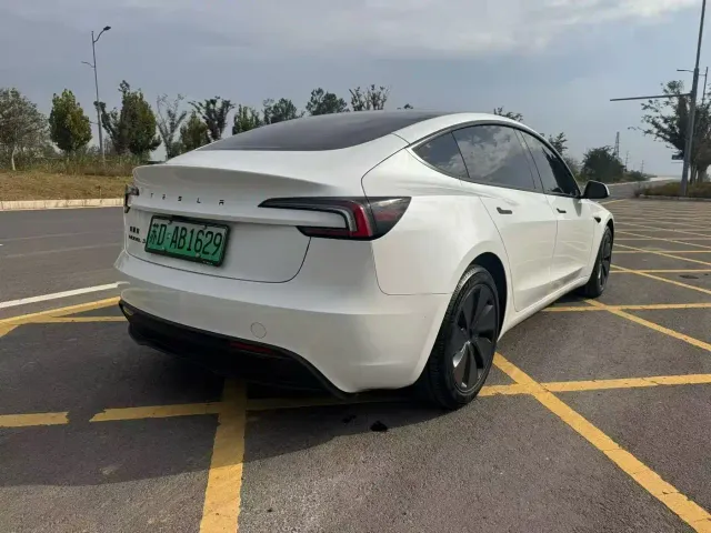 Tesla Model 3 — Фото автомобиля 8