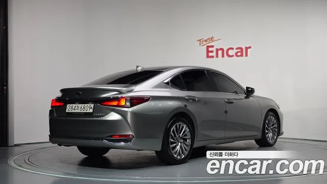 Lexus ES Generation 7 — Фото автомобиля 2