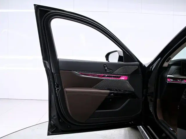 BMW 7 Series — Фото автомобиля 11