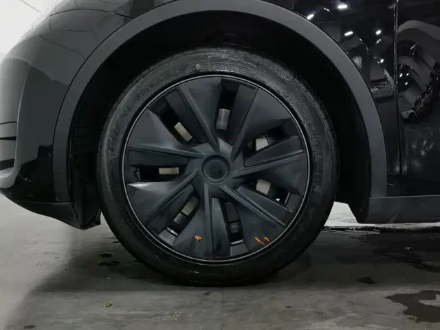 Tesla Model Y — Фото автомобиля 17