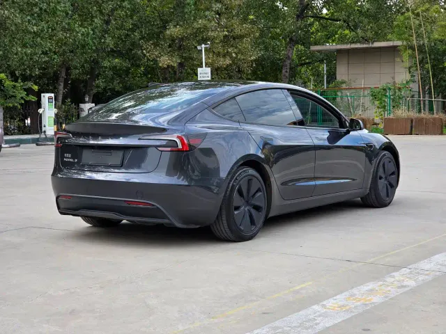 Tesla Model 3 — Фото автомобиля 4