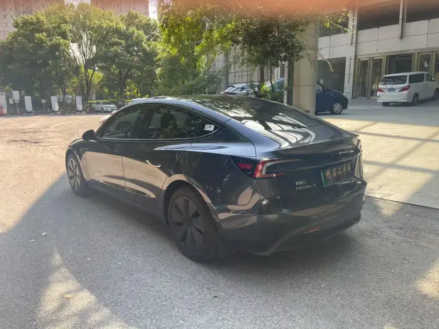 Tesla Model 3 — Фото автомобиля 9