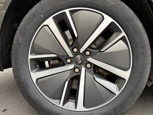 Li Auto L8 — Фото автомобиля 13