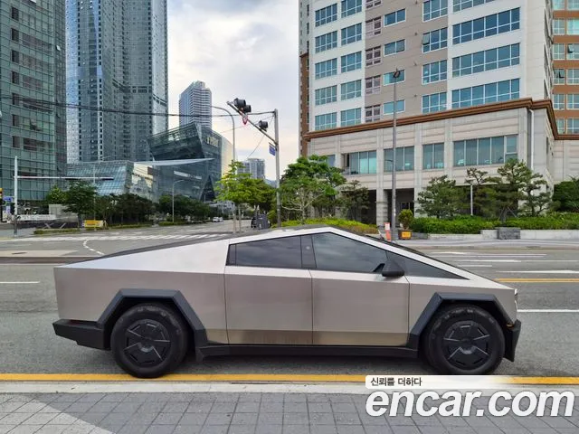 Tesla Cybertruck — Фото автомобиля 4