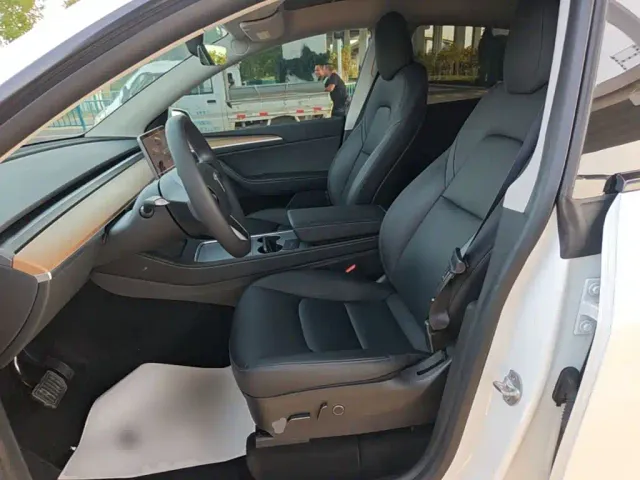 Tesla Model Y — Фото автомобиля 14