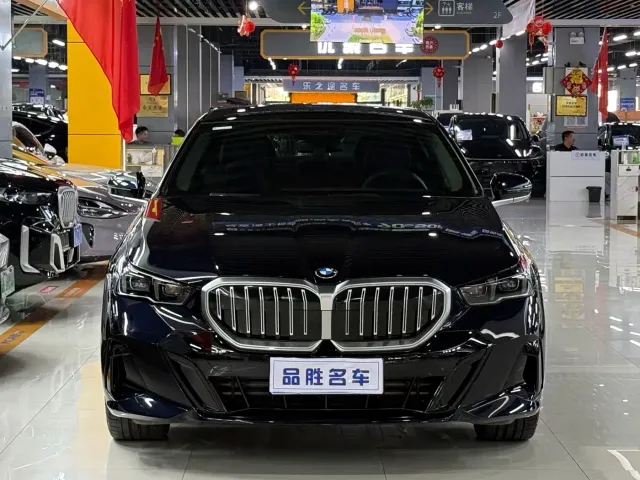 BMW 5 Series — Фото автомобиля 2