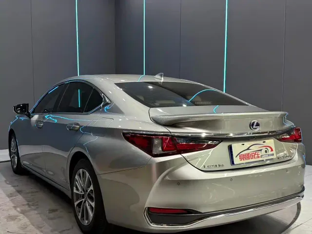 Lexus ES — Фото автомобиля 8