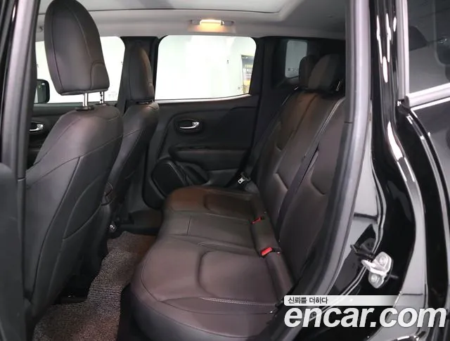 Jeep Renegade — Фото автомобиля 9