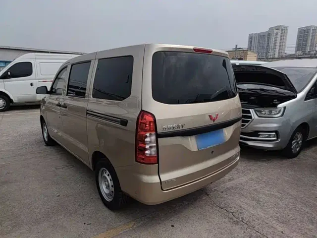 Wuling Hongguang V — Фото автомобиля 4