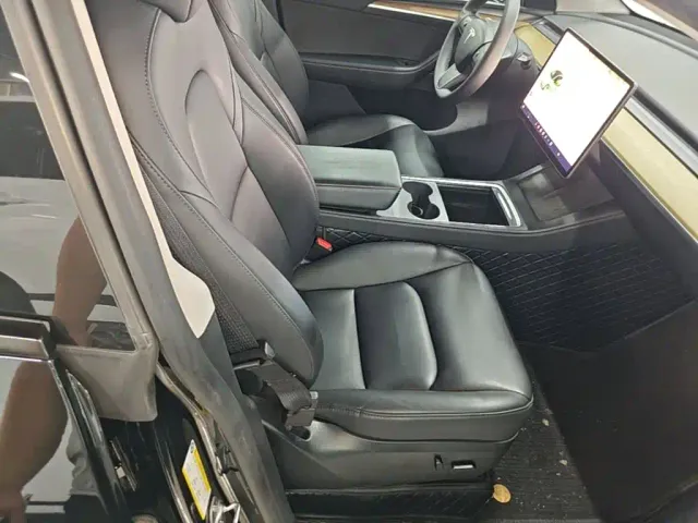 Tesla Model Y — Фото автомобиля 24
