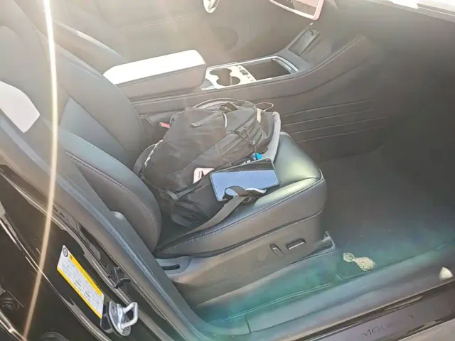 Tesla Model Y — Фото автомобиля 19